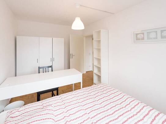 Helles Zimmer in Co-Living-Apartment in München