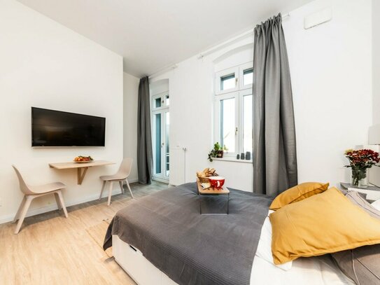 Modernes Studio mit Balkon in Friedrichshain