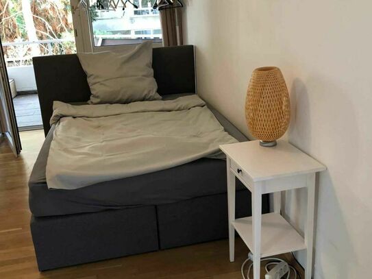 Zimmer mit Balkon in einem Co-Living-Apartment in Frankfurt