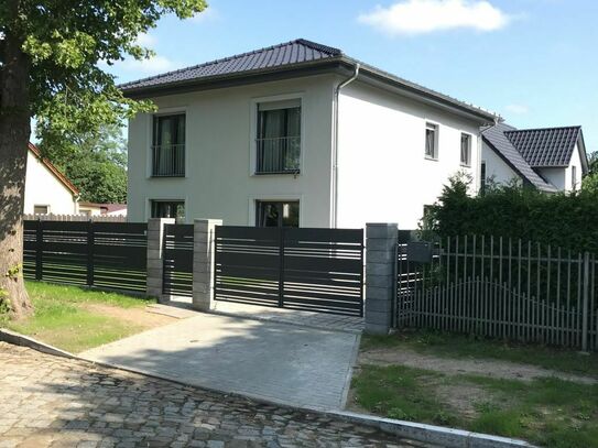 Neu erbaute Villa mit zwei wunderschön separaten Wohnungen in Berlin-Pankow