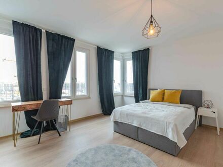 Sehr helles, geräumiges Zimmer in einer Coliving-Wohnung