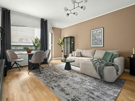 Durchdacht gestaltete moderne Wohnung mit einem Schlafzimmer, Wohnzimmer und Arbeitsbereich in Neukölln