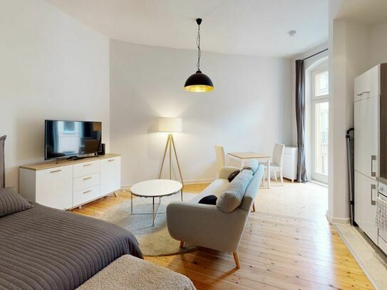 Mieten Sie alleine oder zu zweit unsere Privatwohnung ROSENTHALER 4 in Berlin. Komplett möbliert und ausgestattet. Alle…