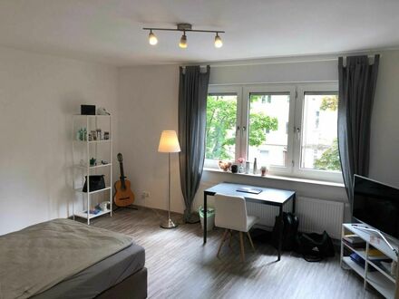 Gemütlicher Raum in einer Coliving-Wohnung