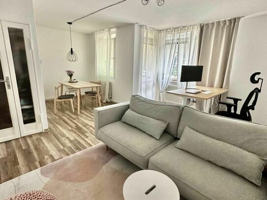 Sunny, modern & cozy apartment with Balcony near Volkspark Mariendorf & Britzer Gärten park