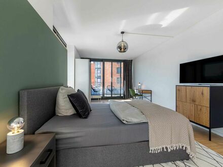 Modernes Zimmer mit Balkon in einer Coliving-Wohnung