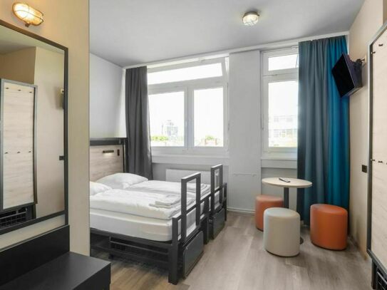 Modernes Zweibettzimmer mit Gemeinschaftsküche in Frankfurt Galluswarte