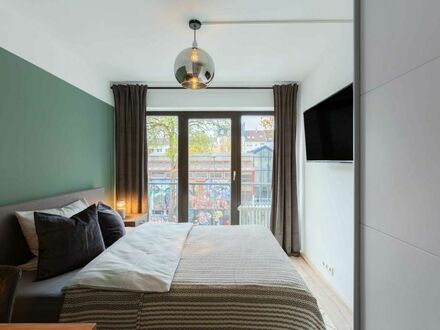 Helles, renoviertes Zimmer in einem Co-Living-Apartment in Frankfurt