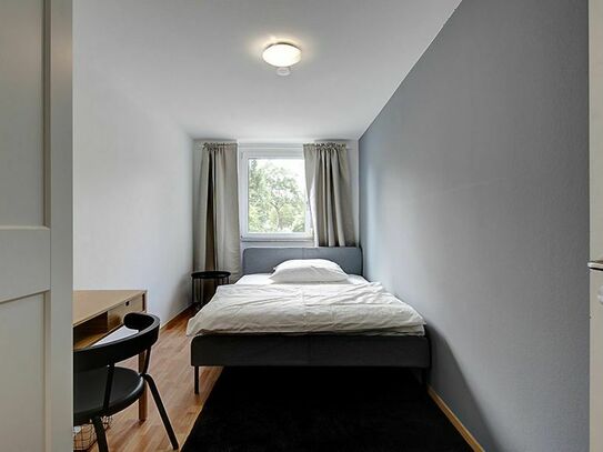 Helles und gemütliches Zimmer in einem Coliving-Apartment in Stuttgart