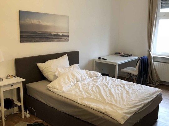 Geräumiges Zimmer in einem Co-Living-Apartment in Frankfurt