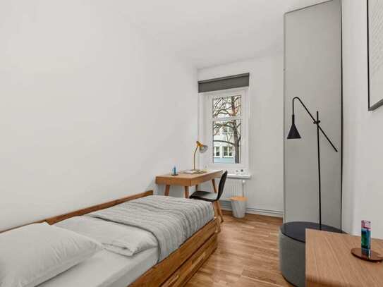 Spacious 2.5 Room Apartment in a Trendy Berlin Neighborhood