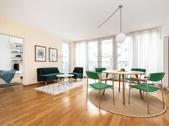 Ein modernes Apartment aus der Mitte des Jahrhunderts am Fluss