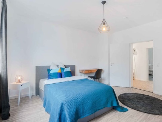 Heller privater Raum in einer Coliving-Wohnung