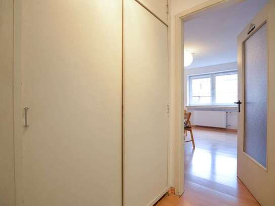 incl. roofed Parking & Elevator, Central and fully furnished commuter apartment in Lindenthal