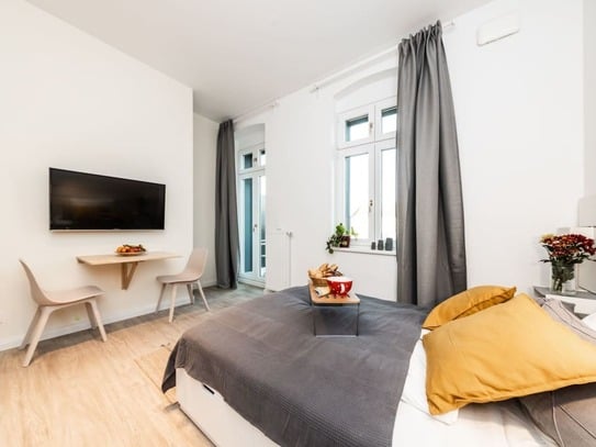 Helles Studio DG - mit Balkon in kernsaniertem Altbau in Friedrichshain