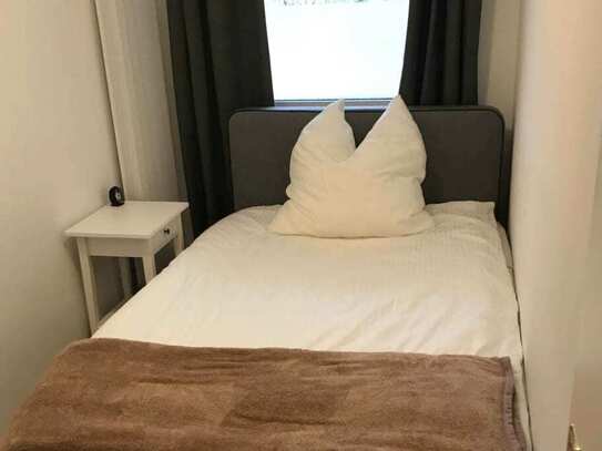 Gemütliches Zimmer in einem Coliving-Apartment in München