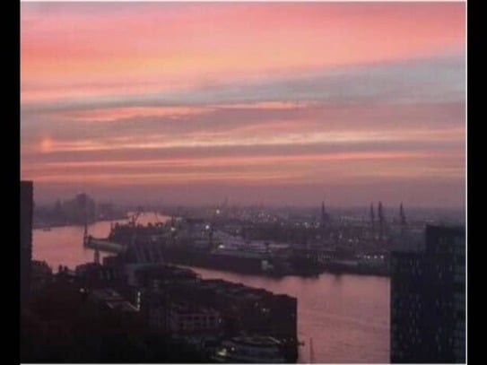 City apartment with a dream view of Hamburg