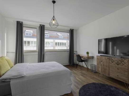 Helles Zimmer in einer großen Coliving-Wohnung