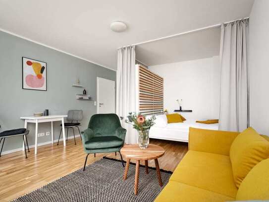 Colorful studio apartment next to SOHO HOUSE