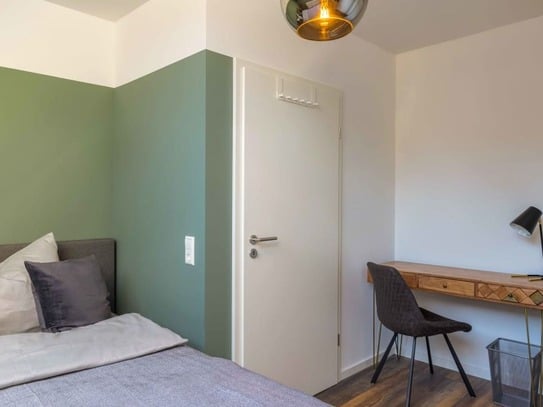 Großes privates Zimmer mit Dachschrägen in einer Coliving-Wohnung