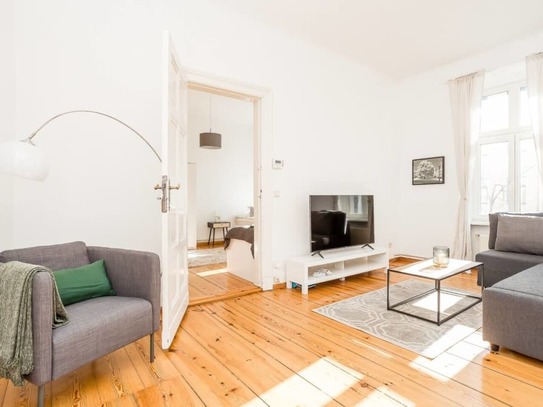 Perfectly connected, sunny and newly furnished apartment (old building) in Berlin Charlottenburg for 6 people