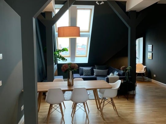 Helles und modernes Dachgeschoss-Apartment in einem Altbau und mit Terrasse