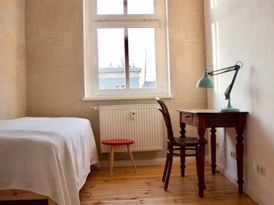 Sunny 3-room old building apartment with 2 west-facing balconies in Friedrichshain