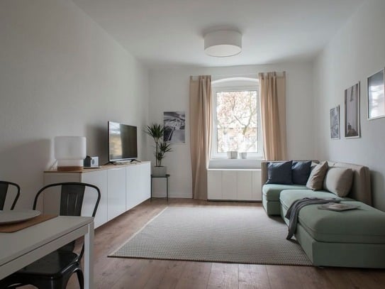 Spacious and freshly renovated three-room historic apartment in the heart of Kreuzberg