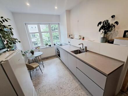Helle renovierte, 2-Zimmer Wohnung mit Balkon - Lichtenberg
