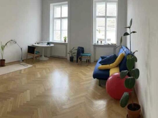 Frisch renovierte moderne Altbauwohnung im stilvollen Design