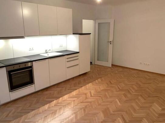 2-Zimmer - Friedrichshain - neu renoviert / Newly renovated 2-Room apartment