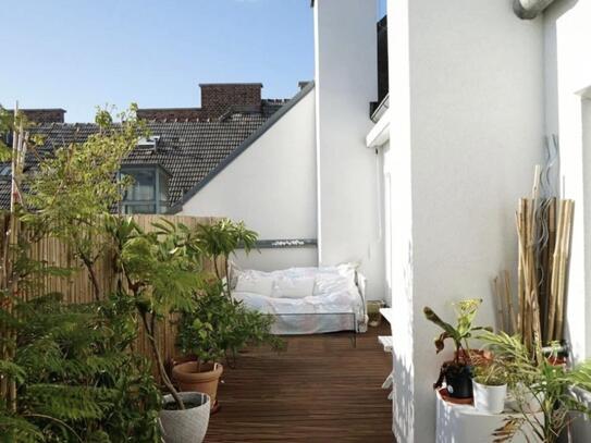 Sonnige 2 Zimmer DG-Wohnung mit Terrasse in München Moosach