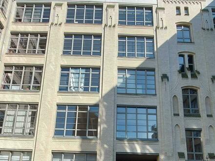 Büro zur Nachmiete nahe Alexanderplatz mit Blick auf die Spree