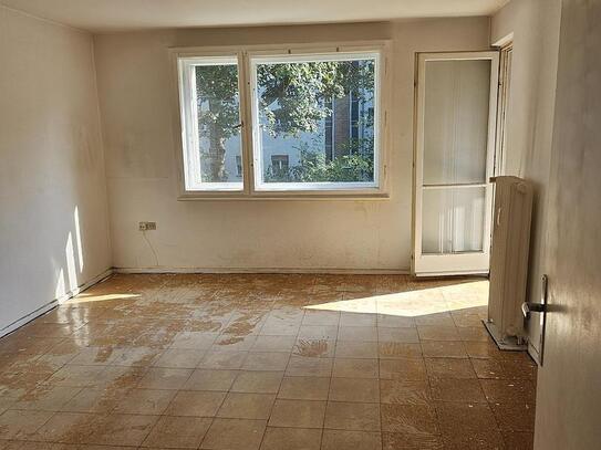 Bezugsfreie 2,5 Zimmerwohnung mit Renovierungsbedarf - Wohnung - Berlin