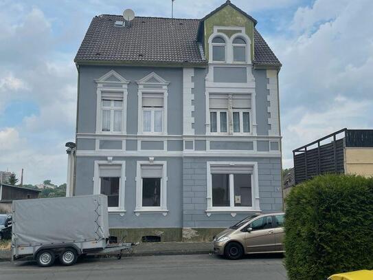 Mehrfamilienhaus Teiles renoviert