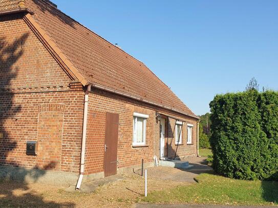 Stadtnahes Bauernhaus mit ca. 4000m² Grundstück und Doppelgarage bei Pinnow