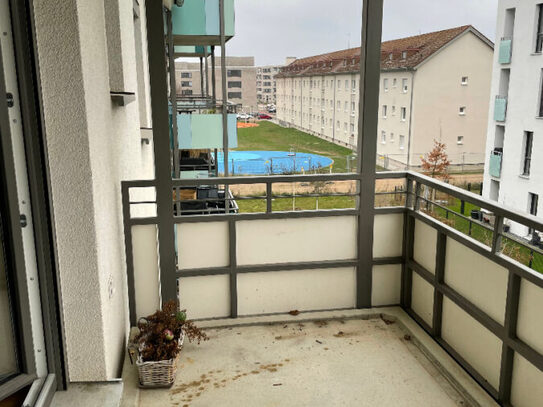 Hell, neuwertig mit Einbauküche und Balkon