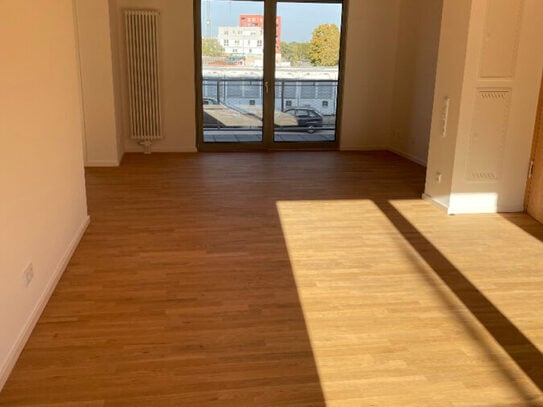 *Neubau mit Parkett, Balkon, Aufzug und Stellplatz*