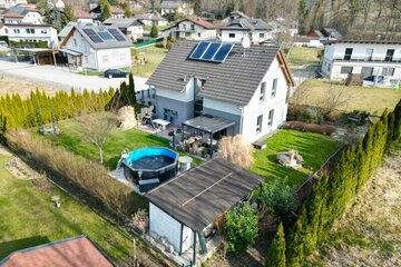 Exklusives Wohlfühlhaus in Ruhelage mit Pool und gemütlichem Garten sowie Doppelcarport