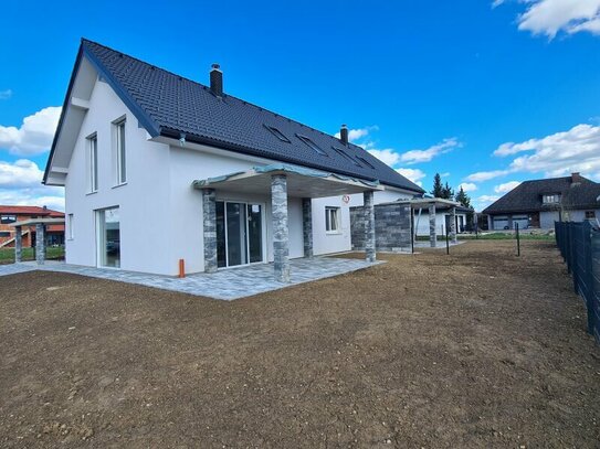 Belagsfertige Doppelhaushälfte in Massivbauweise mit Eigengarten und Doppel- Carport