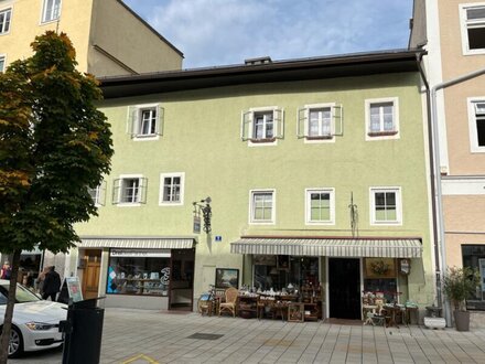 Investment: Denkmalgeschütztes Zinshaus in bester Lage in Hallein "4 Wohnungen, 2 Geschäfte mit attraktiver Rendite"