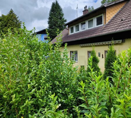 Sanierungsbedürftige Haushälfte in ruhiger Grünlage, 6 Zimmer mit Garage, Garten und 7.500 m² Wald