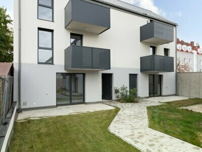 Exklusive Doppelhaushälfte für die ganze Familie! / 6 Zimmer mit Garten & Terrasse / Sofort verfügbar