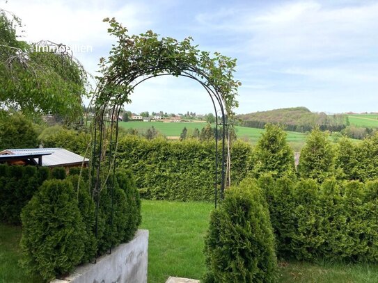 SONNIGES GROSSZÜGIGES EINFAMILIENHAUS MIT TOLLEM FERNBLICK, POOL UND GEPFLEGTEM GARTEN