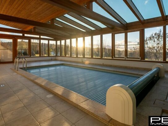 KIRCHSCHLAG: Exklusives Einfamilienhaus mit Indoor-Pool und atemberaubendem Ausblick