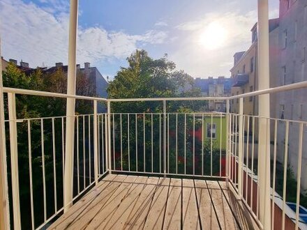 Traumwohnung inkl. Garage und Küche! Frisch sanierte Kleinwohnung mit hofseitigem Balkon! Blick ins Grüne + Absolute Ru…