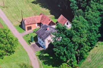 Älteres Wohnhaus in leicht erhöhter, ländlicher Ruhelage am Waldesrand mit weitläufiger Nachbarschaft