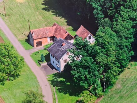 Älteres Wohnhaus in leicht erhöhter, ländlicher Ruhelage am Waldesrand mit weitläufiger Nachbarschaft