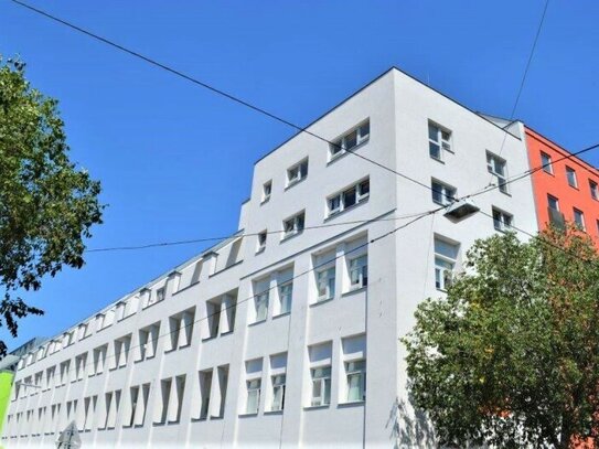 UNBEFRISTET, HOFRUHELAGE, 68 m2 Altbau mit 6 m2 Balkon, Wohnküche, 1 Zimmer, Wannenbad, Parketten, gefördert