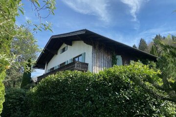HOF BEI SALZBURG: Verträumtes Vintage-Landhaus mit schönen Ausblicken, in Wald- und Seenähe